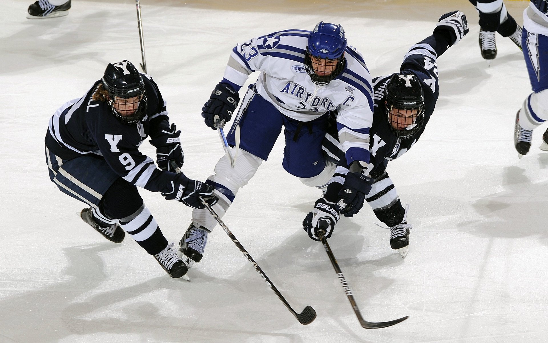 kaiyun体育-_城市天际线越野：穿越建筑群的极速挑战_，城市天际线穿过铁路